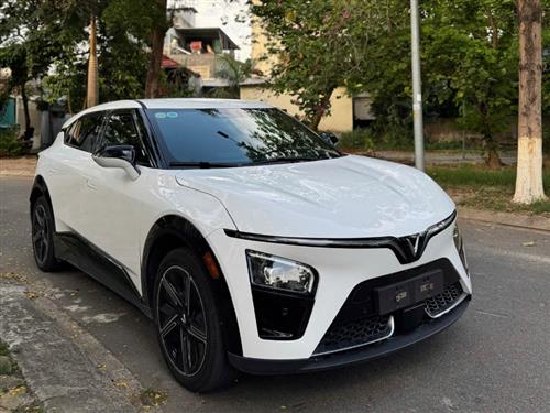 VinFast VF7 Plus 
